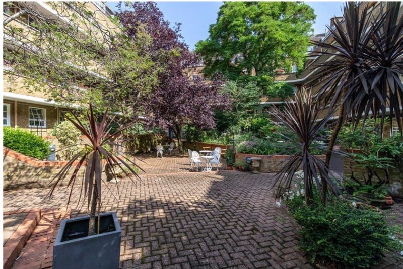 Flat Vicarage Crescent in Greater London