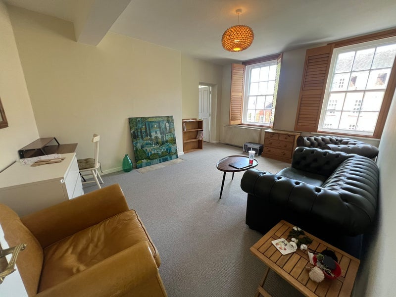 Flat Vicarage Crescent in Greater London