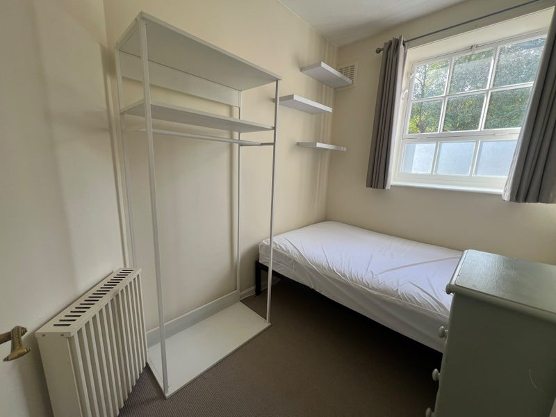 Flat Vicarage Crescent in Greater London