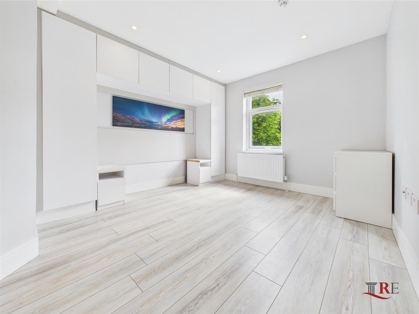 Room High Road in Greater London