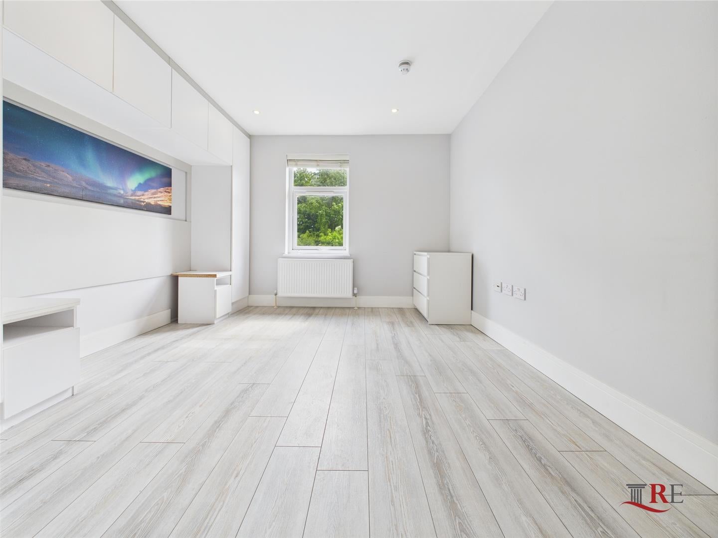 Room High Road in Greater London
