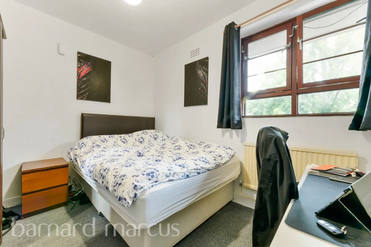 Flat Poynders Gardens in Greater London