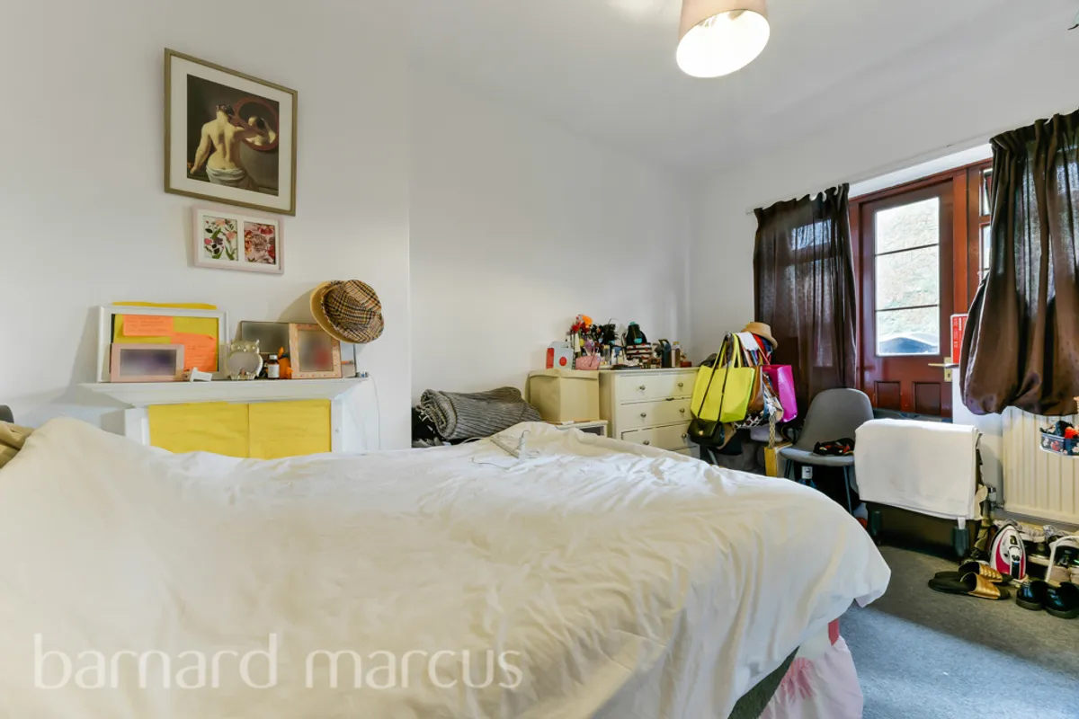 Flat Poynders Gardens in Greater London