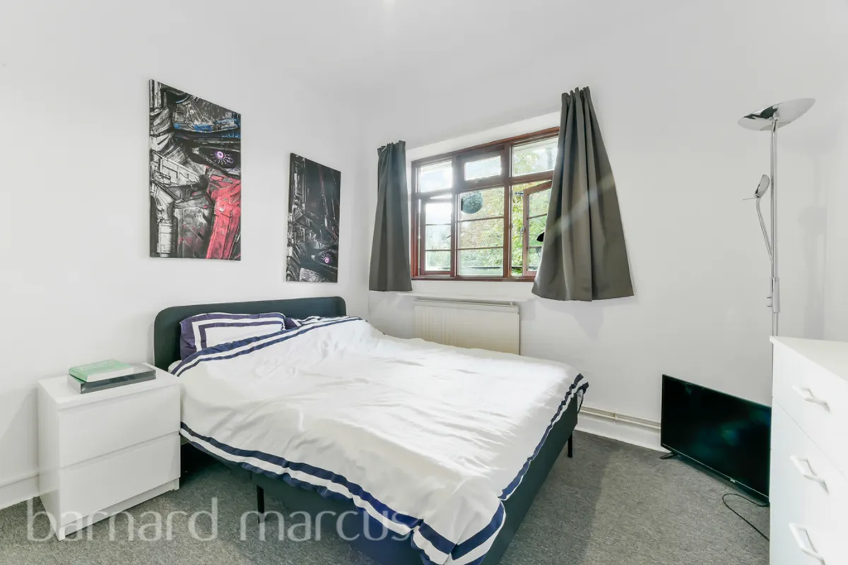 Flat Poynders Gardens in Greater London