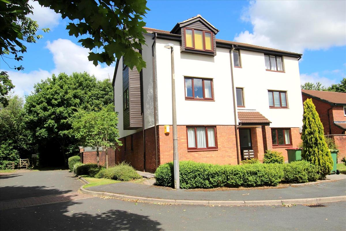 Flat Haighton Court in Preston