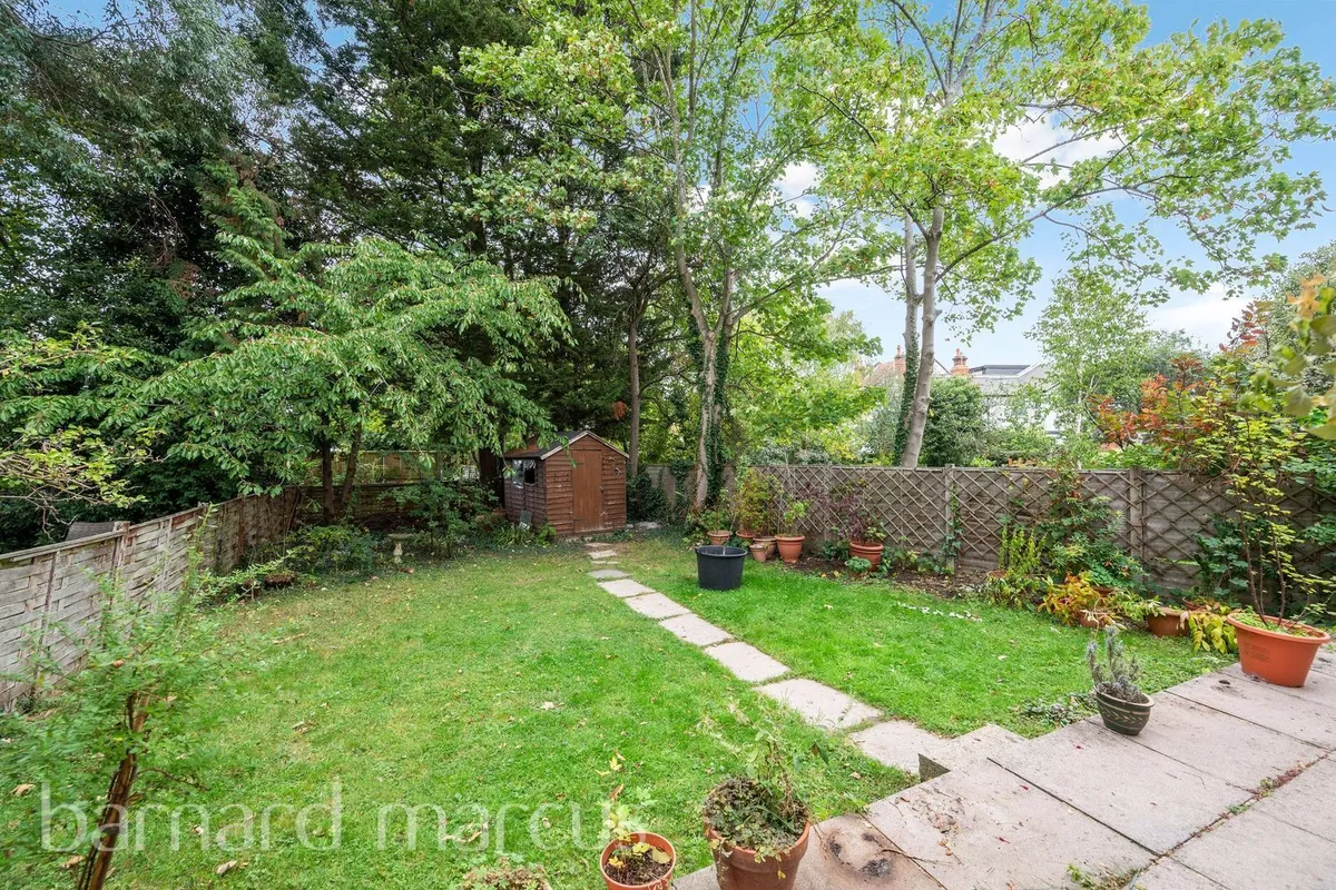 Flat Westbury Road in Greater London