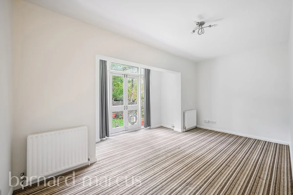 Flat Westbury Road in Greater London