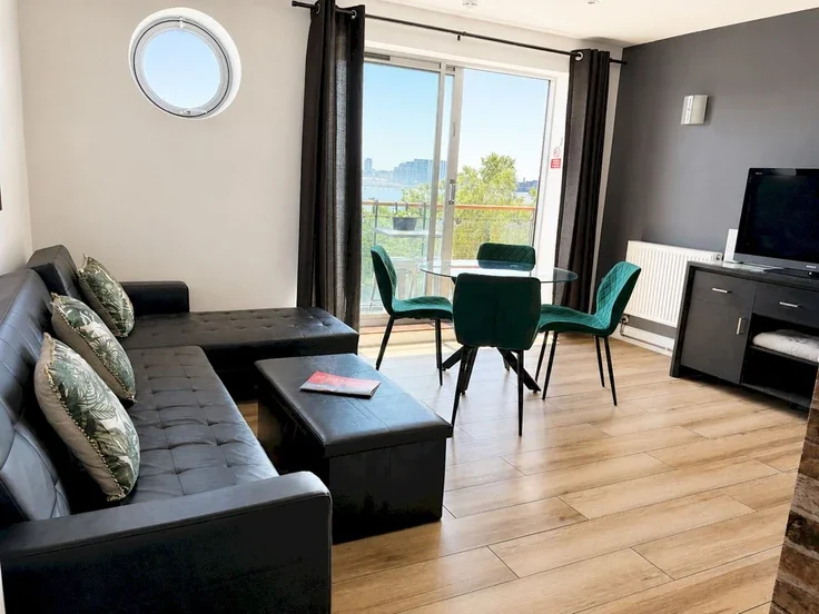 Flat Miles Close in Greater London