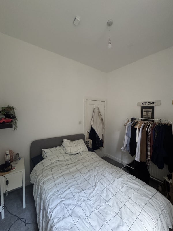 Room Novar Drive in Glasgow