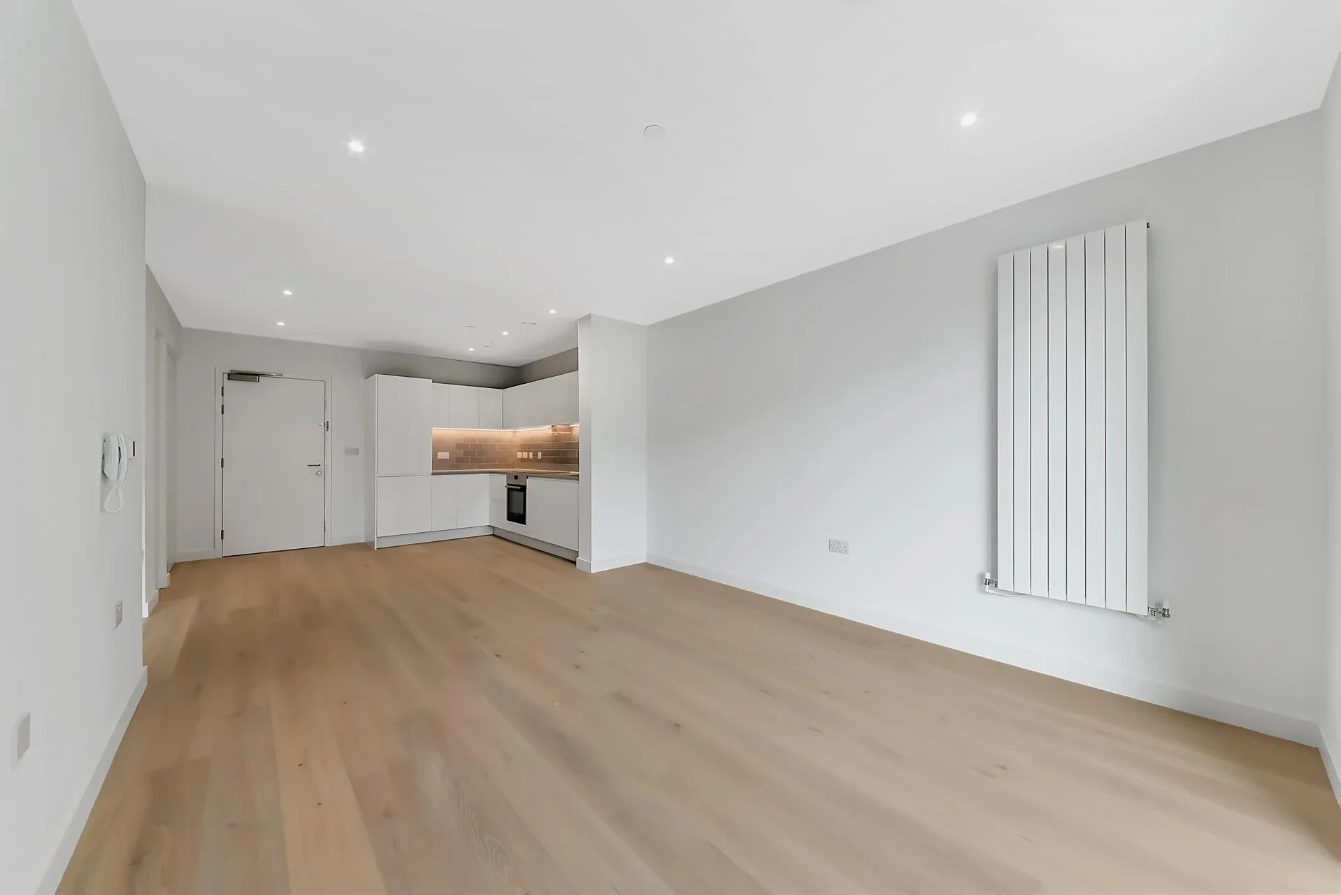 Flat Royal Crest Avenue in Greater London