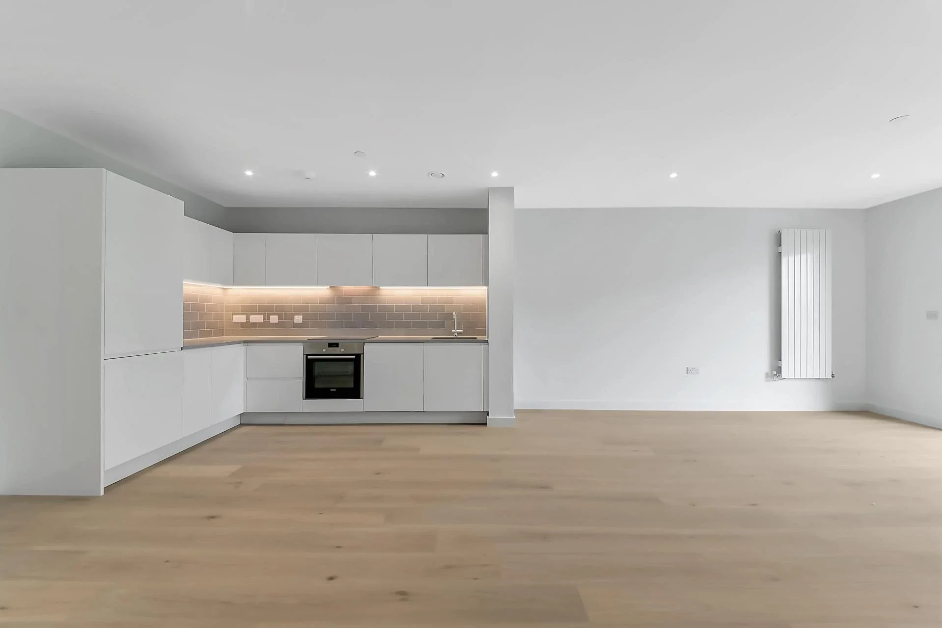Flat Royal Crest Avenue in Greater London