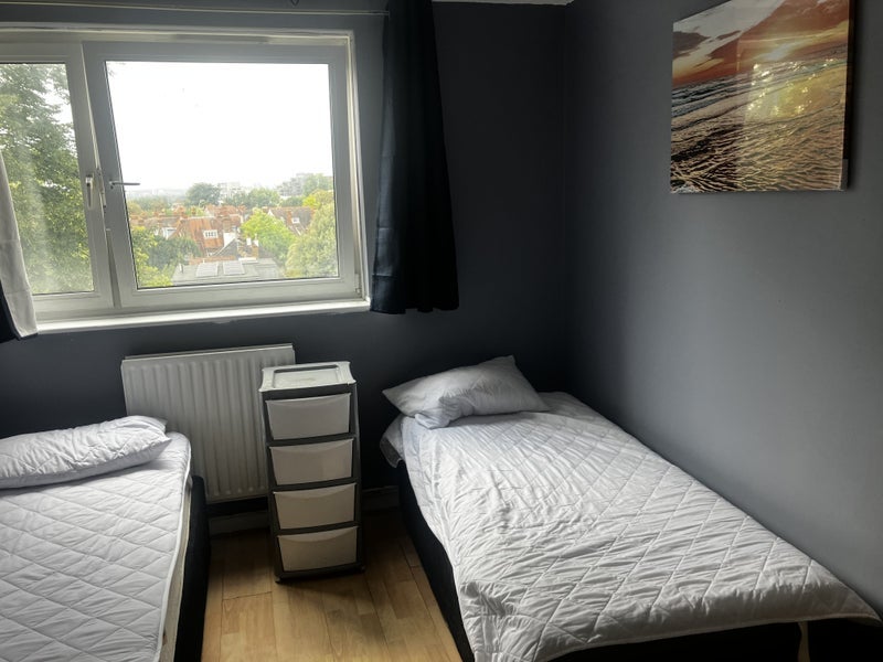 Room Strathan Close in Greater London