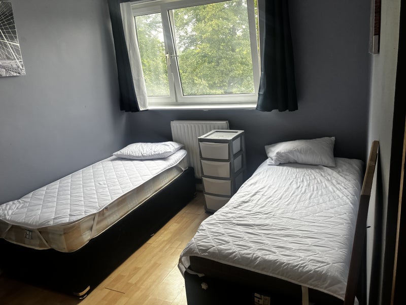 Room Strathan Close in Greater London