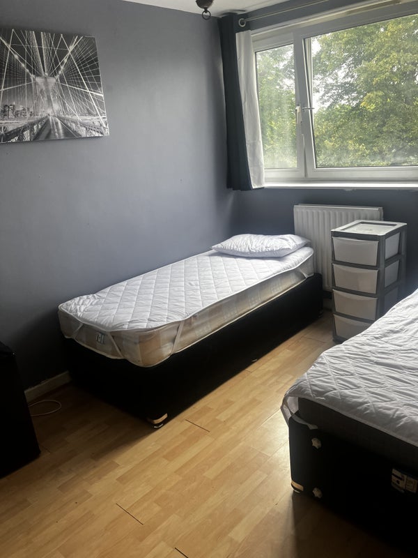 Room Strathan Close in Greater London