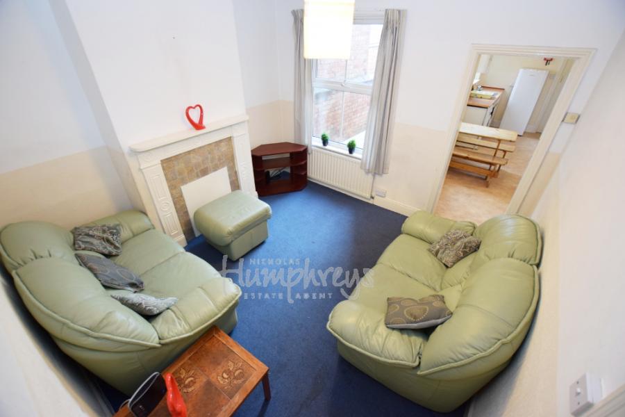 Room Lutterworth Road in Northampton