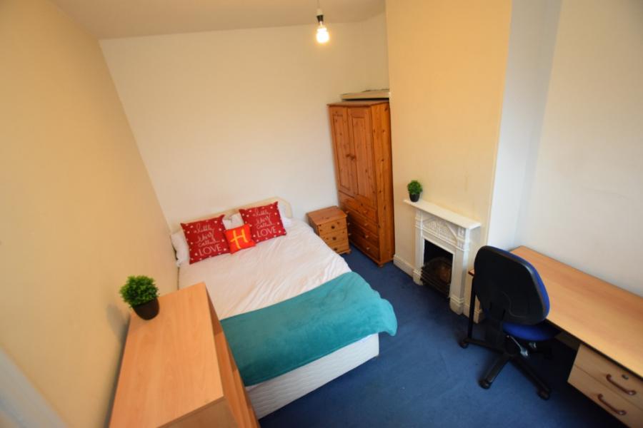 Room Lutterworth Road in Northampton