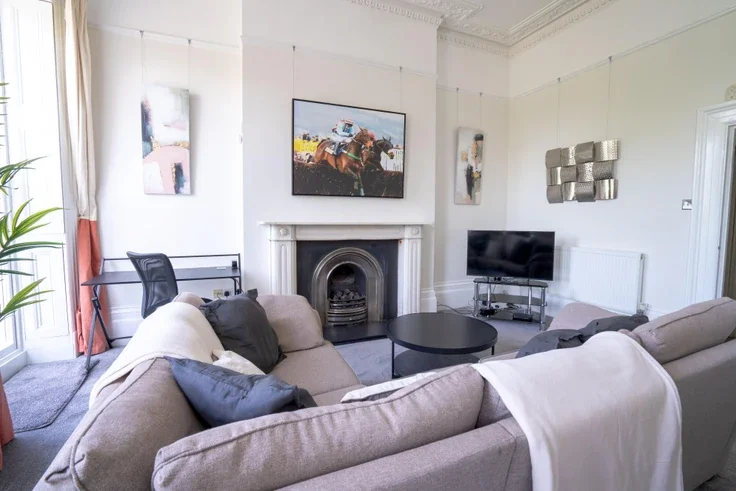 Flat Lansdown Crescent in Cheltenham