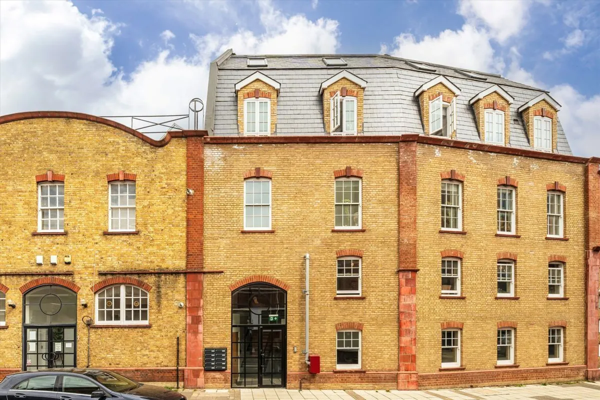 Flat Warple Way in Greater London