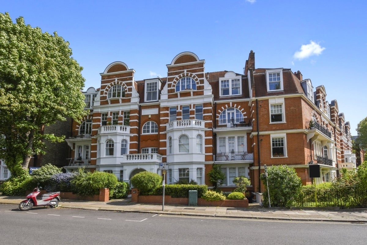 Flat Exeter Road in Greater London