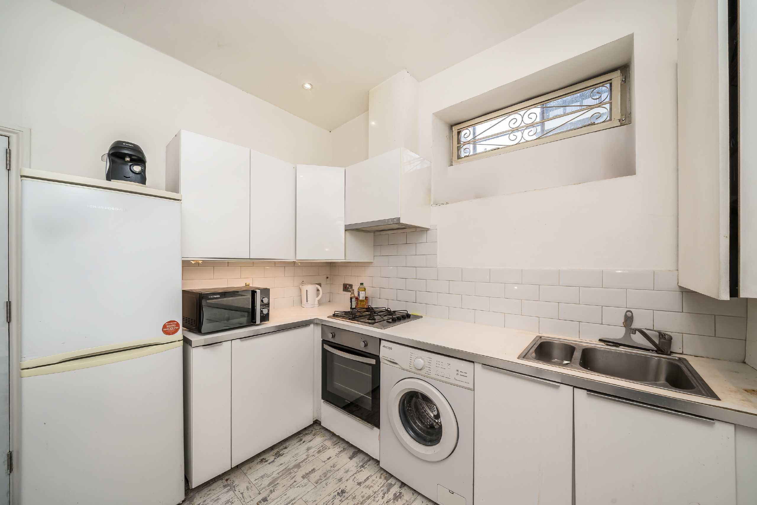 Flat Coldharbour Lane in Greater London