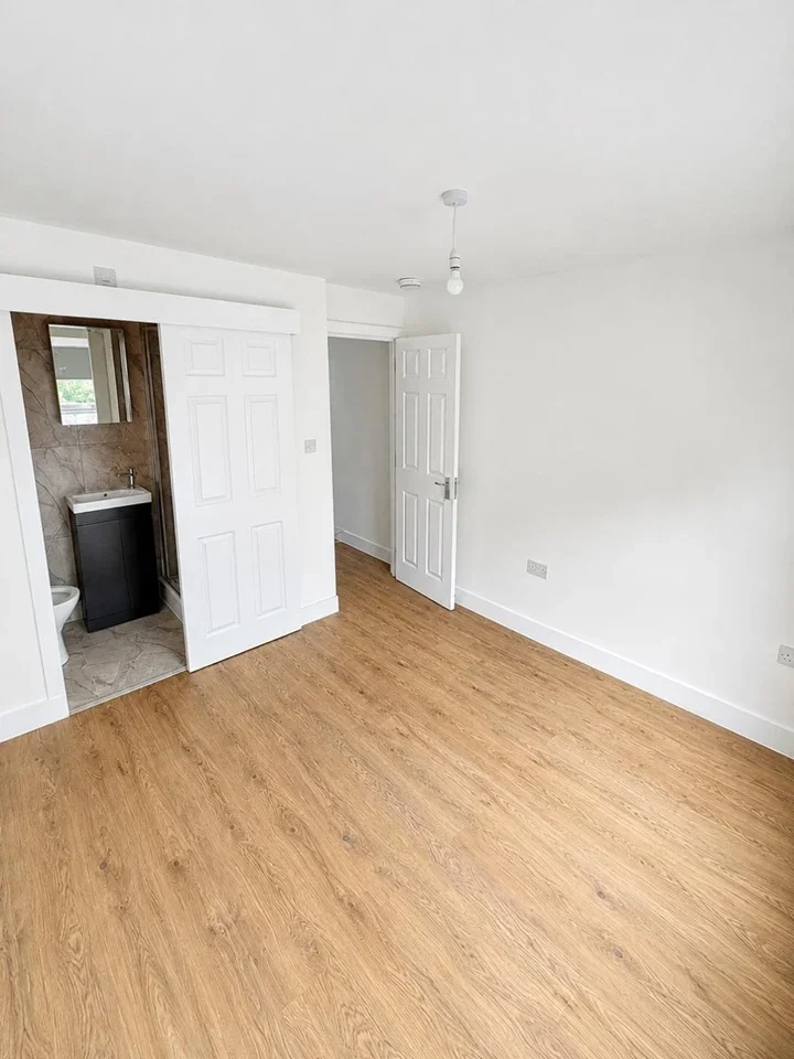 Flat Russell Road in Greater London
