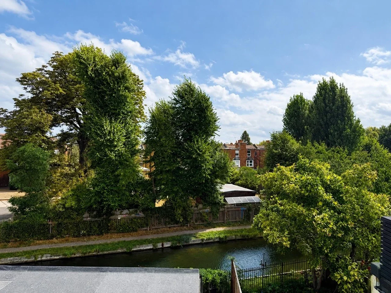 Flat Russell Road in Greater London