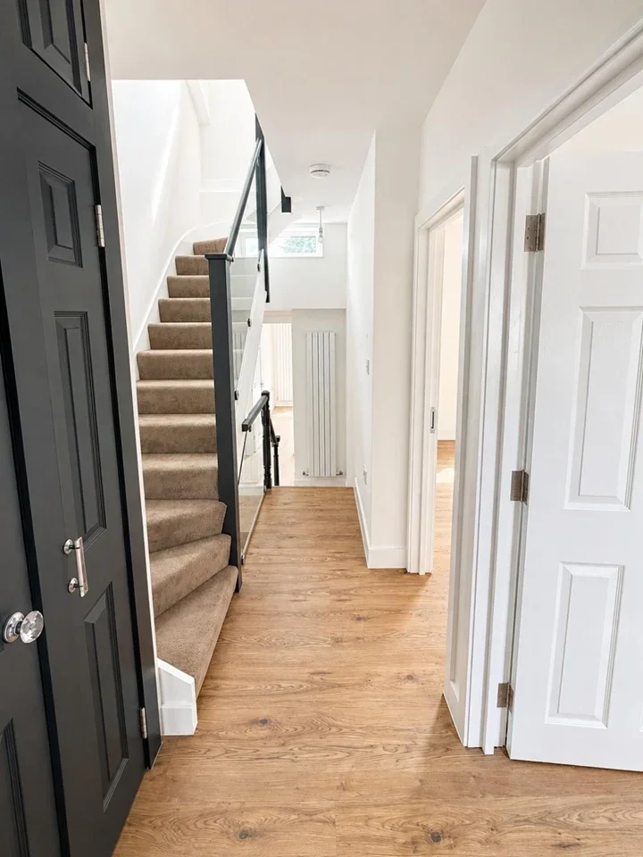 Flat Russell Road in Greater London