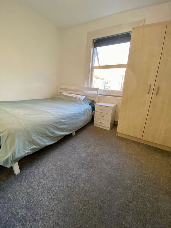 Room Elspeth Road in Greater London