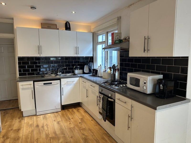 Room Elspeth Road in Greater London
