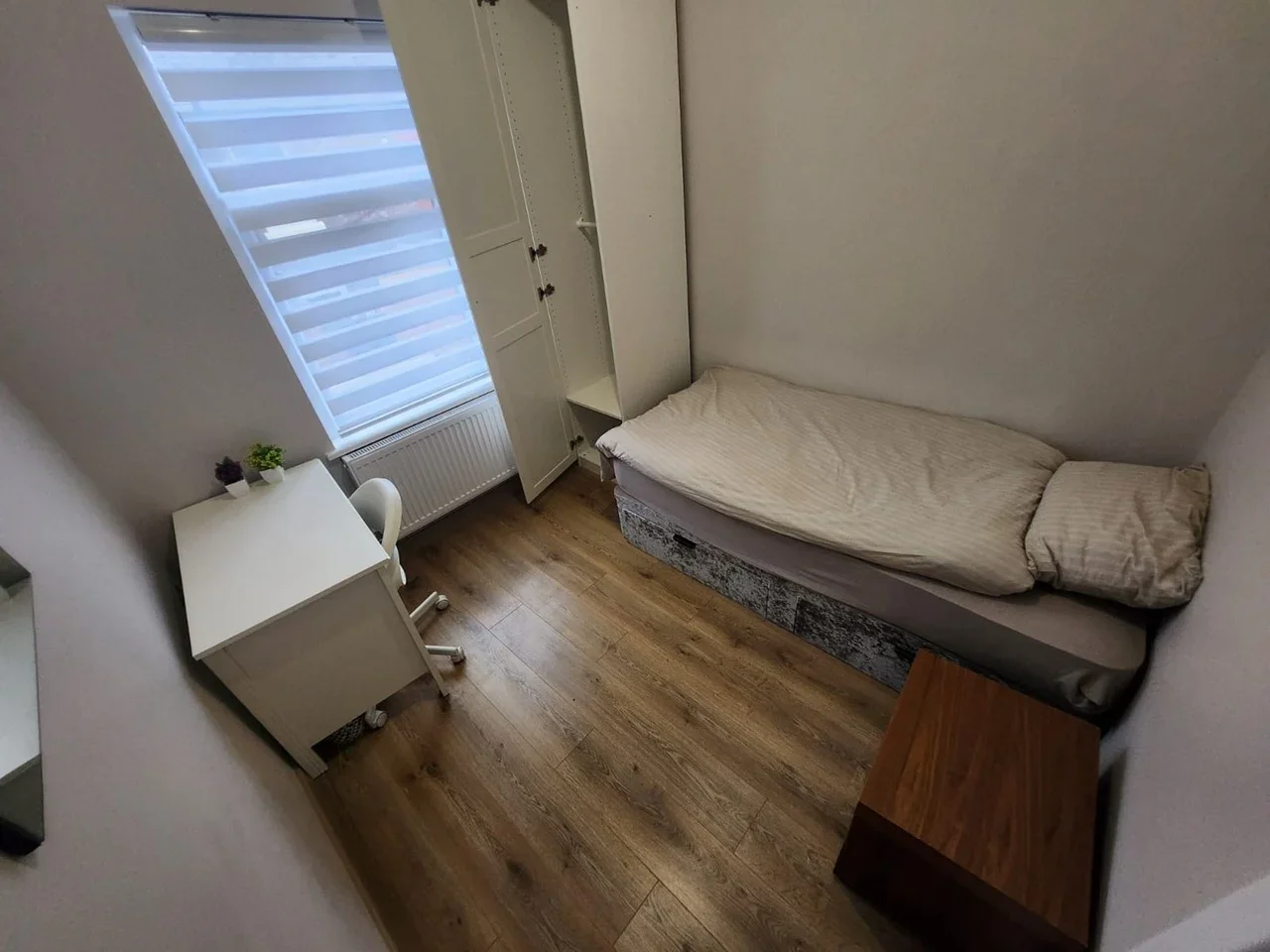 Room Gilroy Road in Liverpool