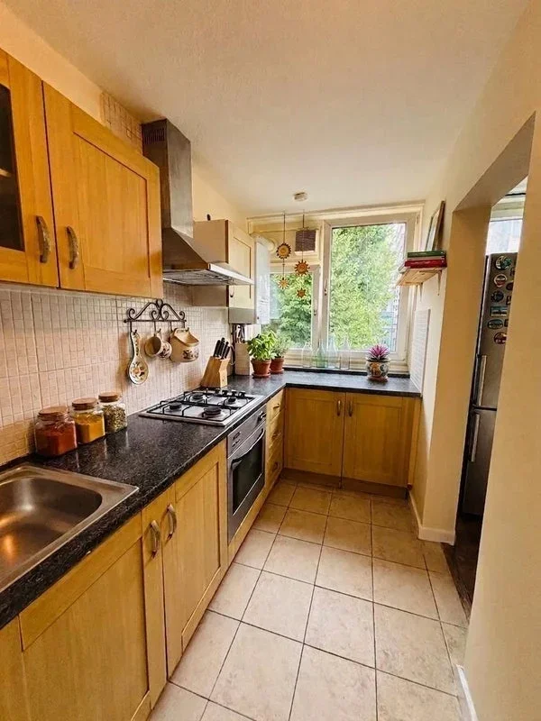 Room Thomas Baines Road in Greater London