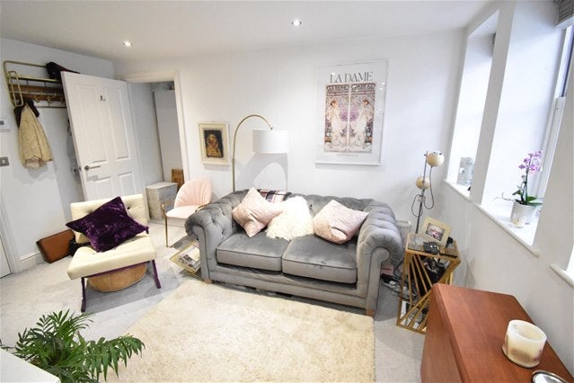 Flat Langley Road in Greater London
