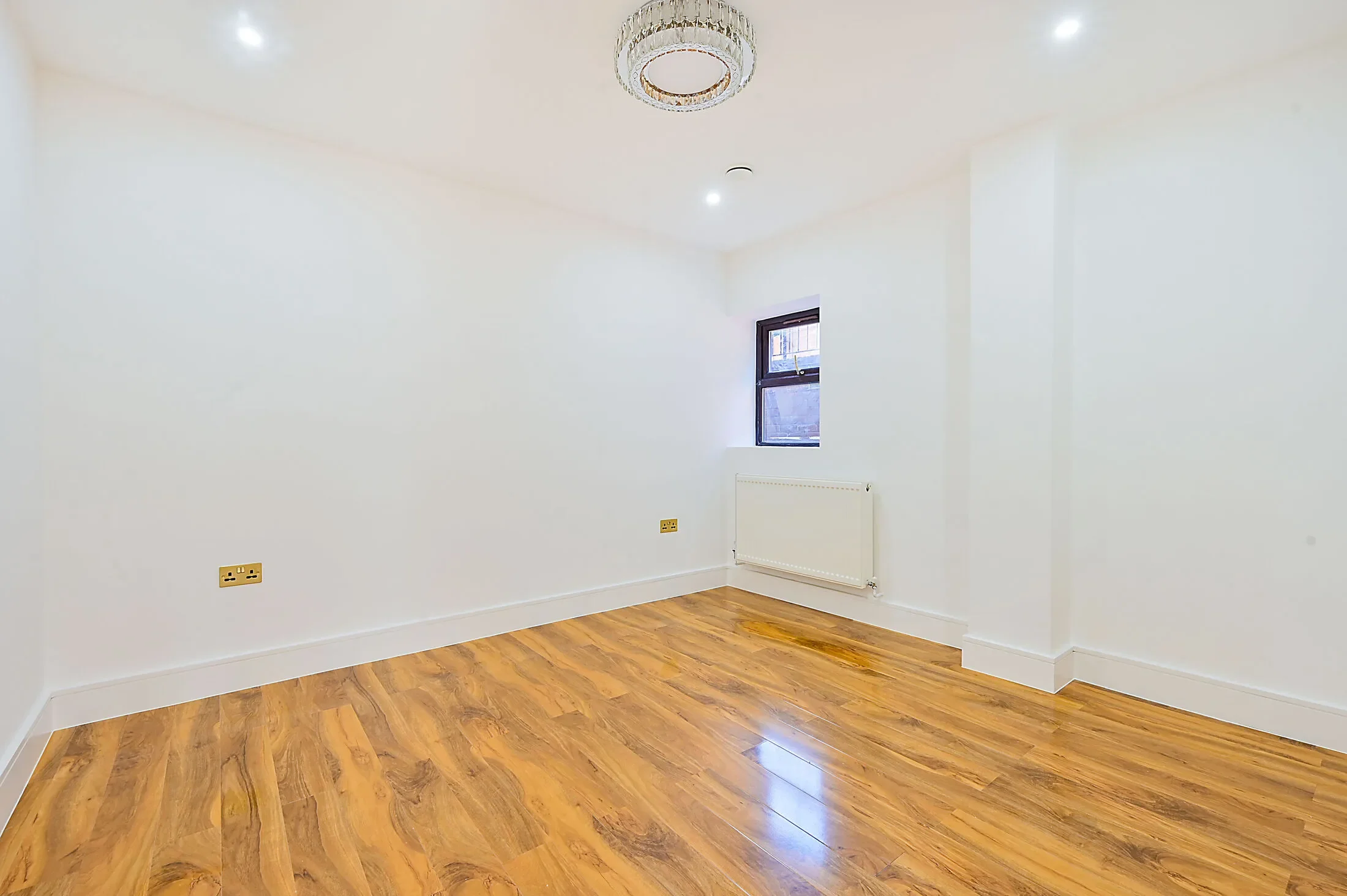 Flat Cobham Road in Greater London