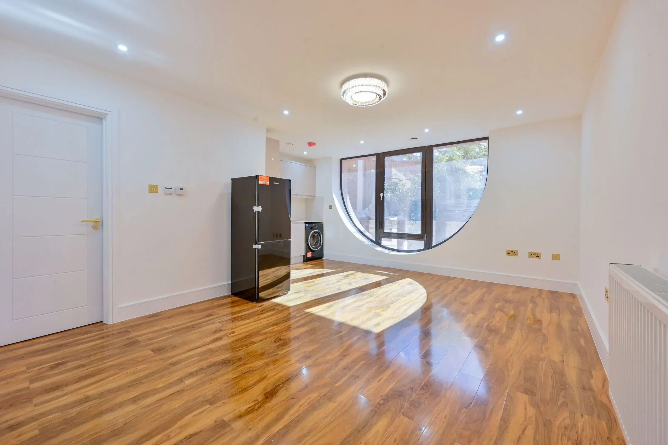 Flat Cobham Road in Greater London