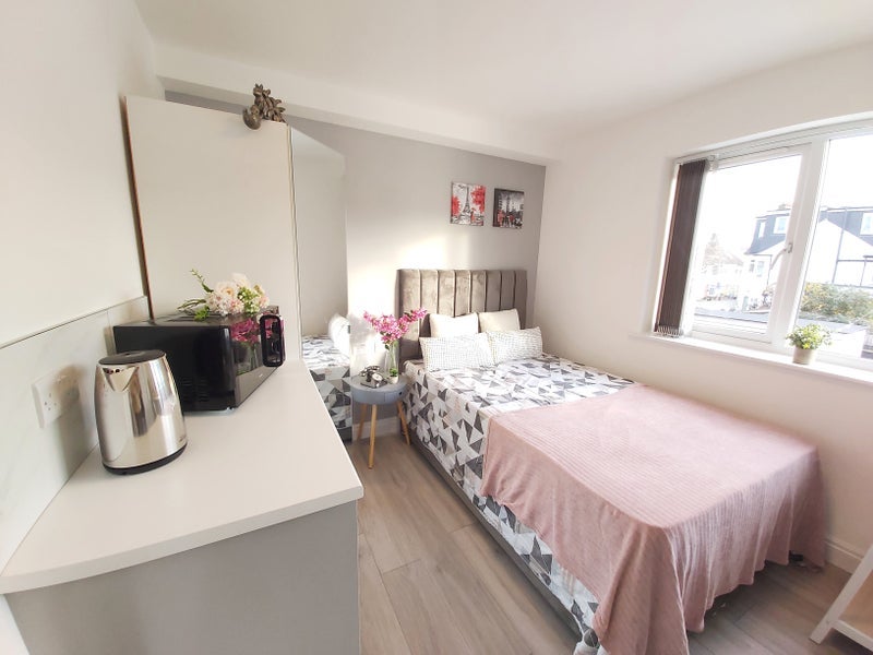 Room Plough Lane in Greater London