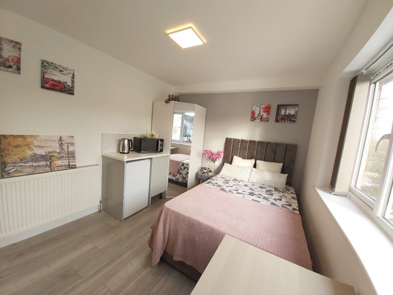 Room Plough Lane in Greater London
