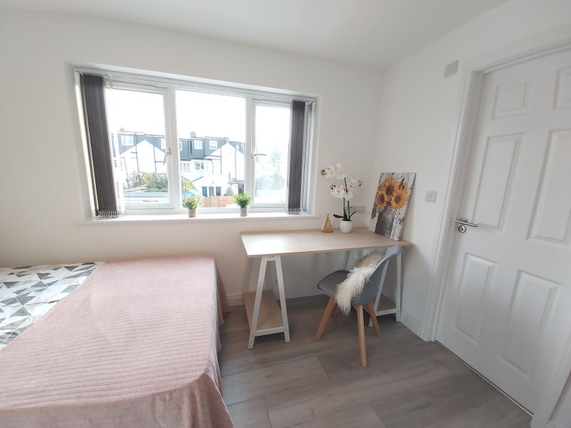 Room Plough Lane in Greater London