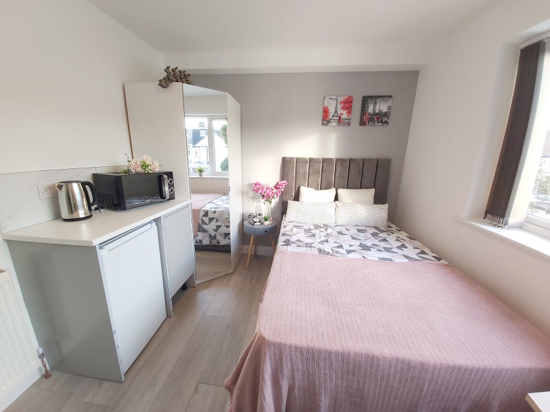 Room Plough Lane in Greater London