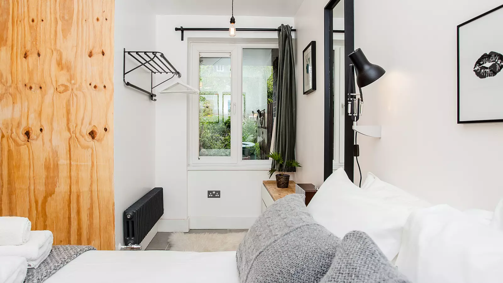 Flat Skinner Street in Greater London