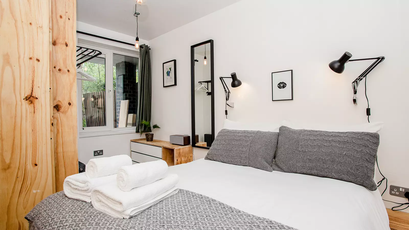 Flat Skinner Street in Greater London