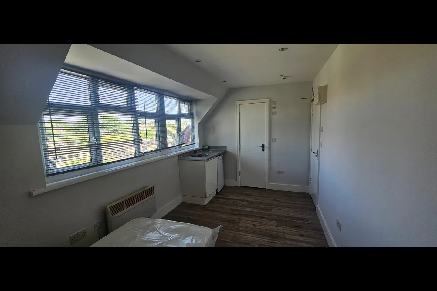 Flat Thornton Avenue in Greater London