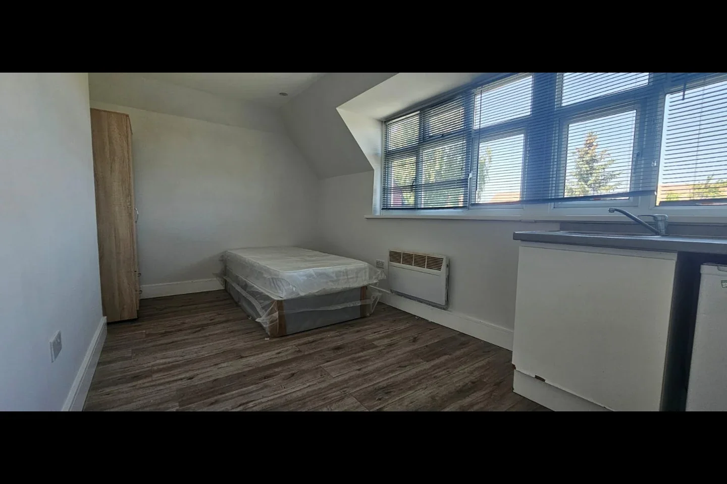 Flat Thornton Avenue in Greater London