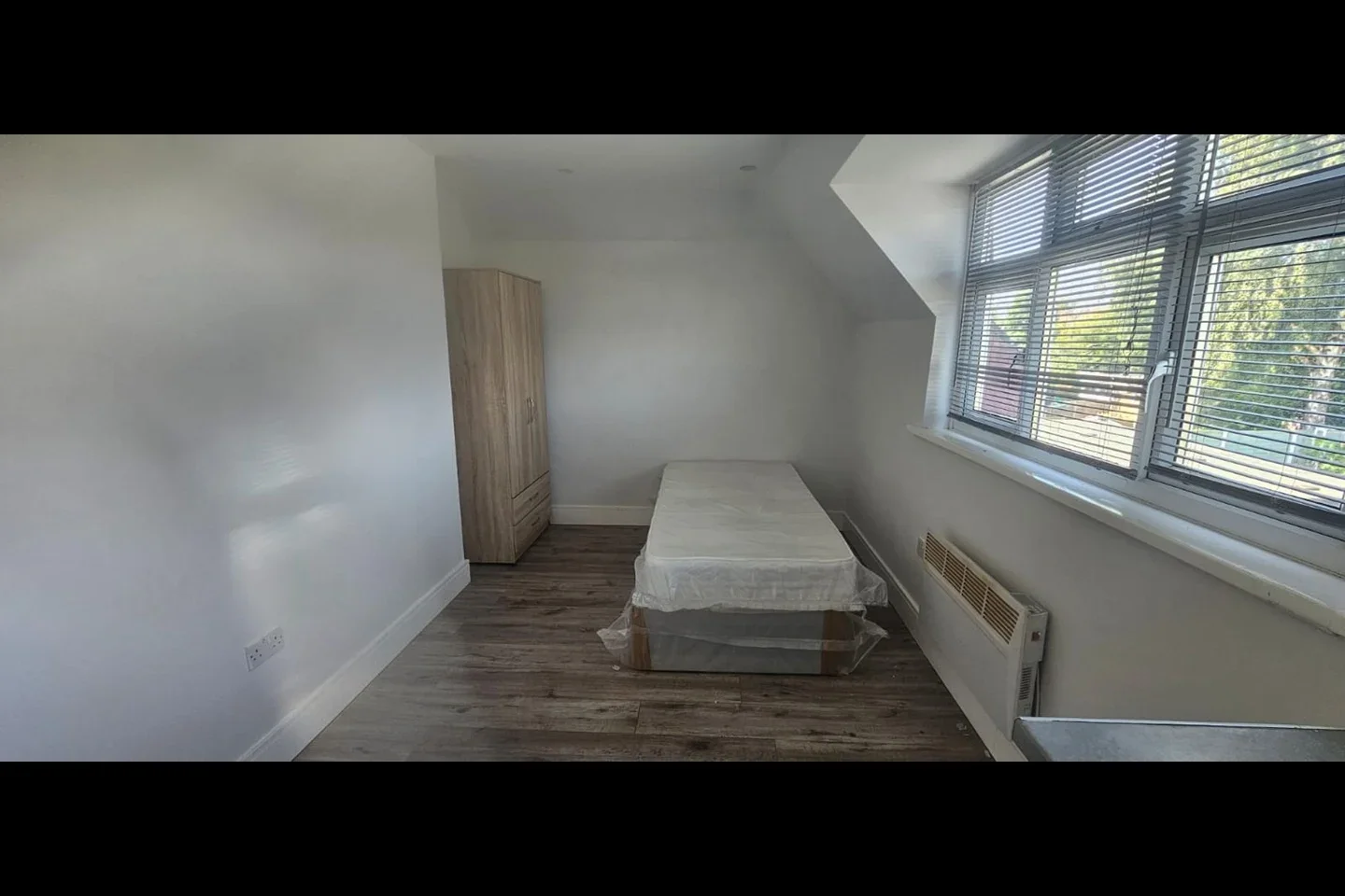 Flat Thornton Avenue in Greater London