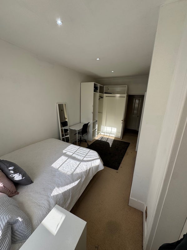 Room Beech Farm Road in Woldingham