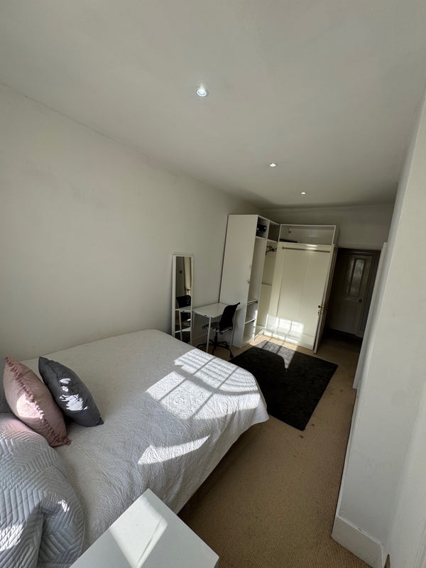Room Beech Farm Road in Woldingham