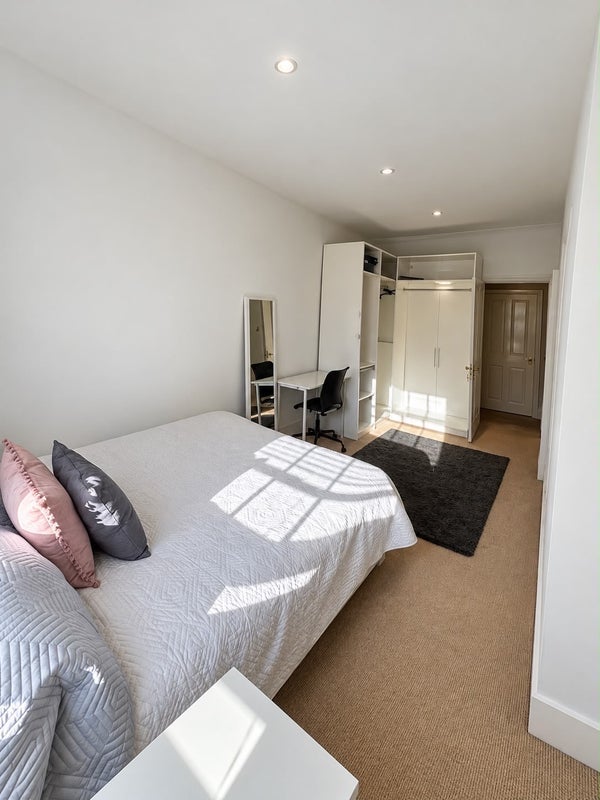 Room Beech Farm Road in Woldingham