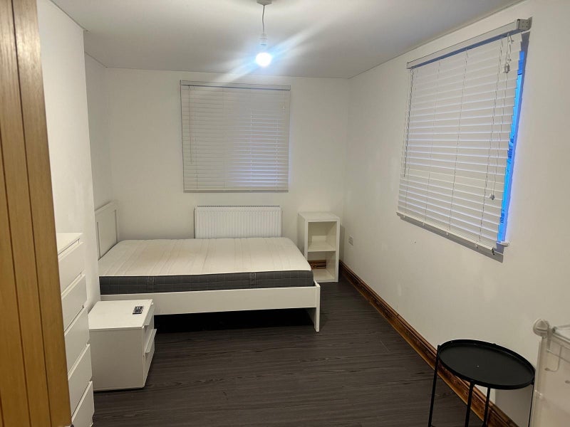 Room Fullerton Road in Greater London