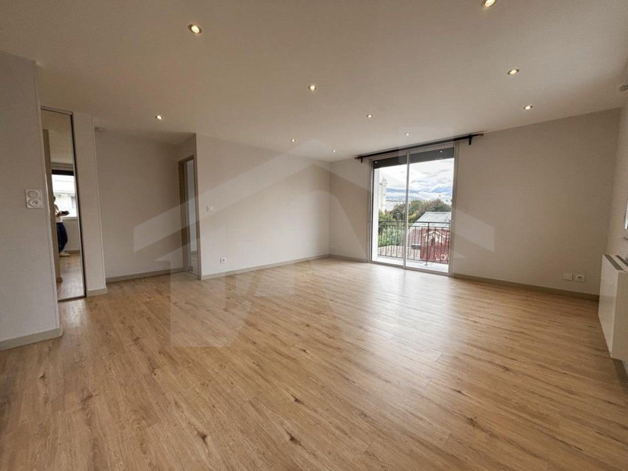 Flat Boulevard Joliot Curie in Fontaine