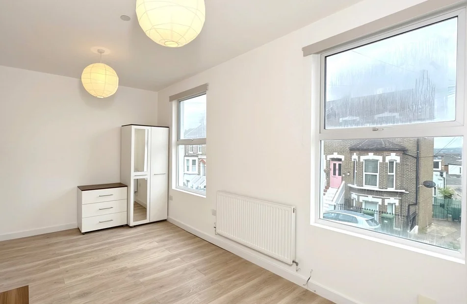 Flat Beadnell Road in Greater London