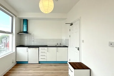Flat Beadnell Road in Greater London